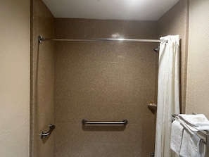 Combined shower/tub, free toiletries, hair dryer, towels