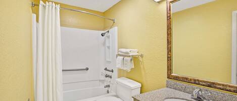 Une salle de bain avec une baignoire, des toilettes et un lavabo.