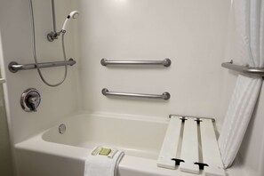 Combined shower/bathtub, hair dryer, towels