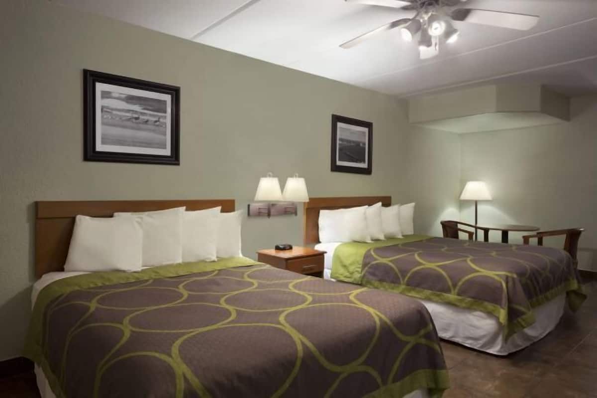 Caja de seguridad en la habitación, escritorio y cortinas blackout