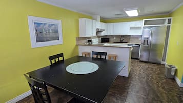 豪華套房, 多張床, 非吸煙房 (2 Bedroom) | 私人廚房 | 雪櫃、微波爐、咖啡機/沖茶器