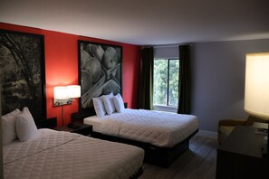 Camera doppia, 2 letti queen, non fumatori | Biancheria da letto di alta qualità, copriletto in piuma, una scrivania