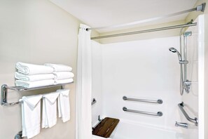 Combined shower/tub, towels