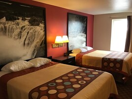 Työpöytä, silitysrauta/-lauta, ilmaiset vauvansängyt, lisävuoteet