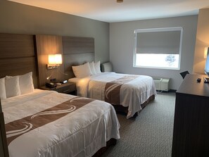 Individually decorated, individually furnished, desk, blackout drapes - Quality Inn Mishawaka - South Bend (Mishawaka)