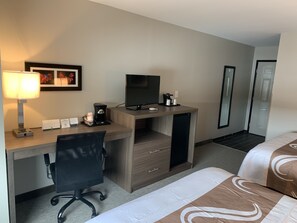 标准房, 2 张双人床, 无烟房 | 特色装修、特色家居、办公桌、遮光窗帘