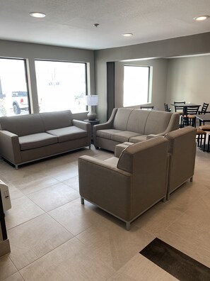 Lobby sitting area - Quality Inn Mishawaka - South Bend (Mishawaka)
