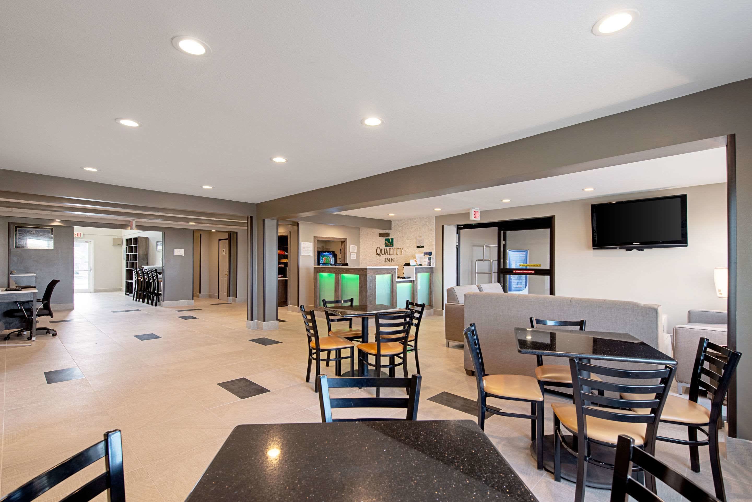 بوفيه فطور مجانًا يوميًا