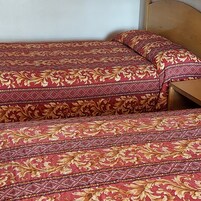 Escritorio, wifi gratis y ropa de cama 