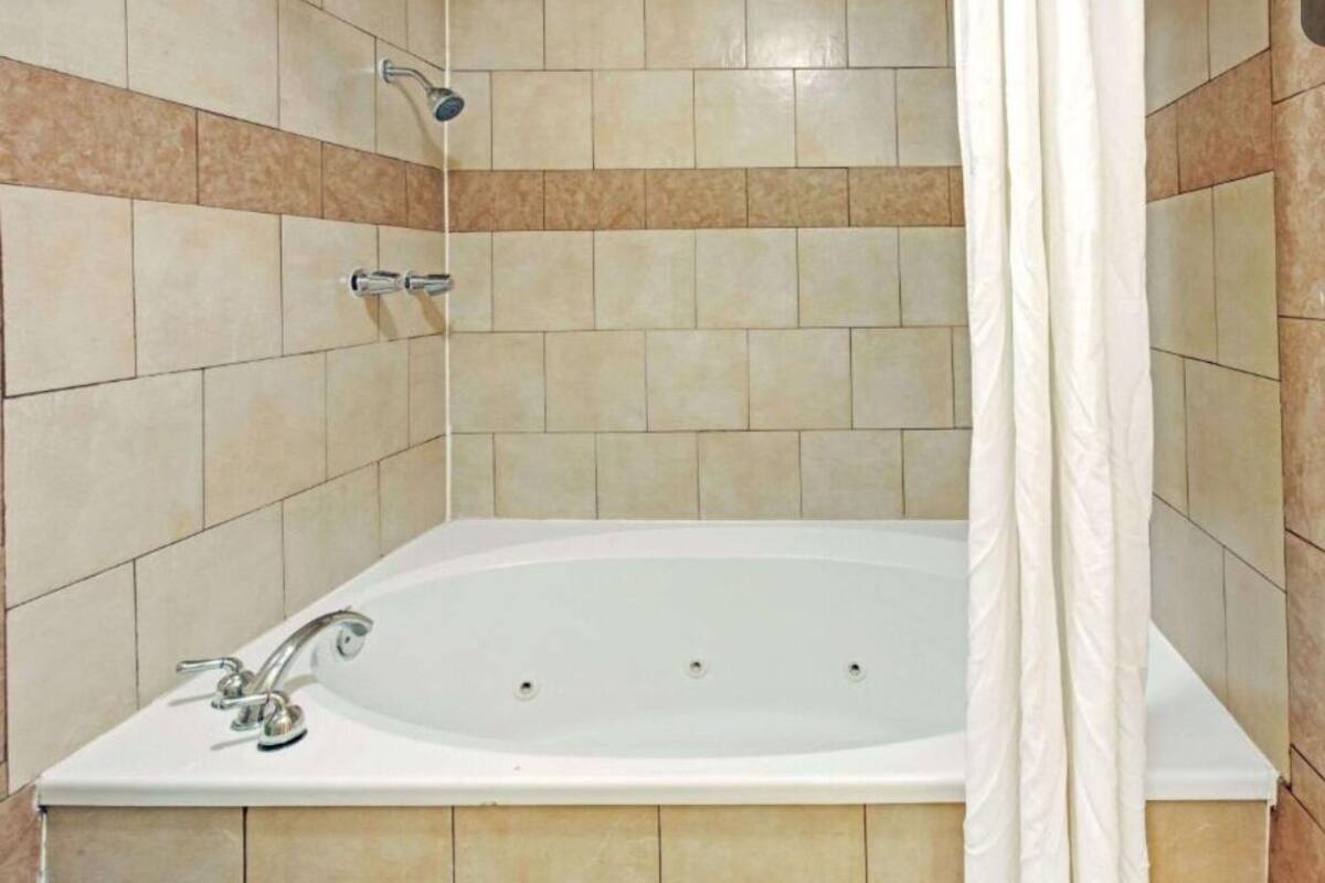 Une salle de bain avec une baignoire, une douche et des toilettes.