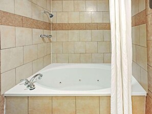 Ensemble baignoire-douche, séchoir à cheveux, serviettes fournies