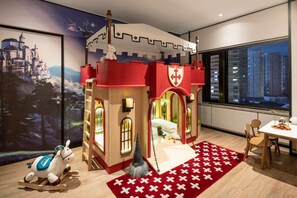 Premium bedding, down duvets, minibar, in-room safe - Shangri-La Harbin (Harbin)