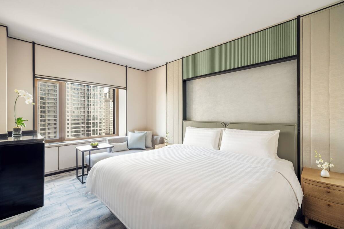Ropa de cama de alta calidad, cubrecamas y minibar 