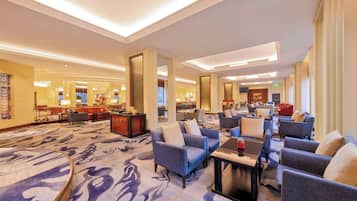 2 restaurantes, se sirve desayuno