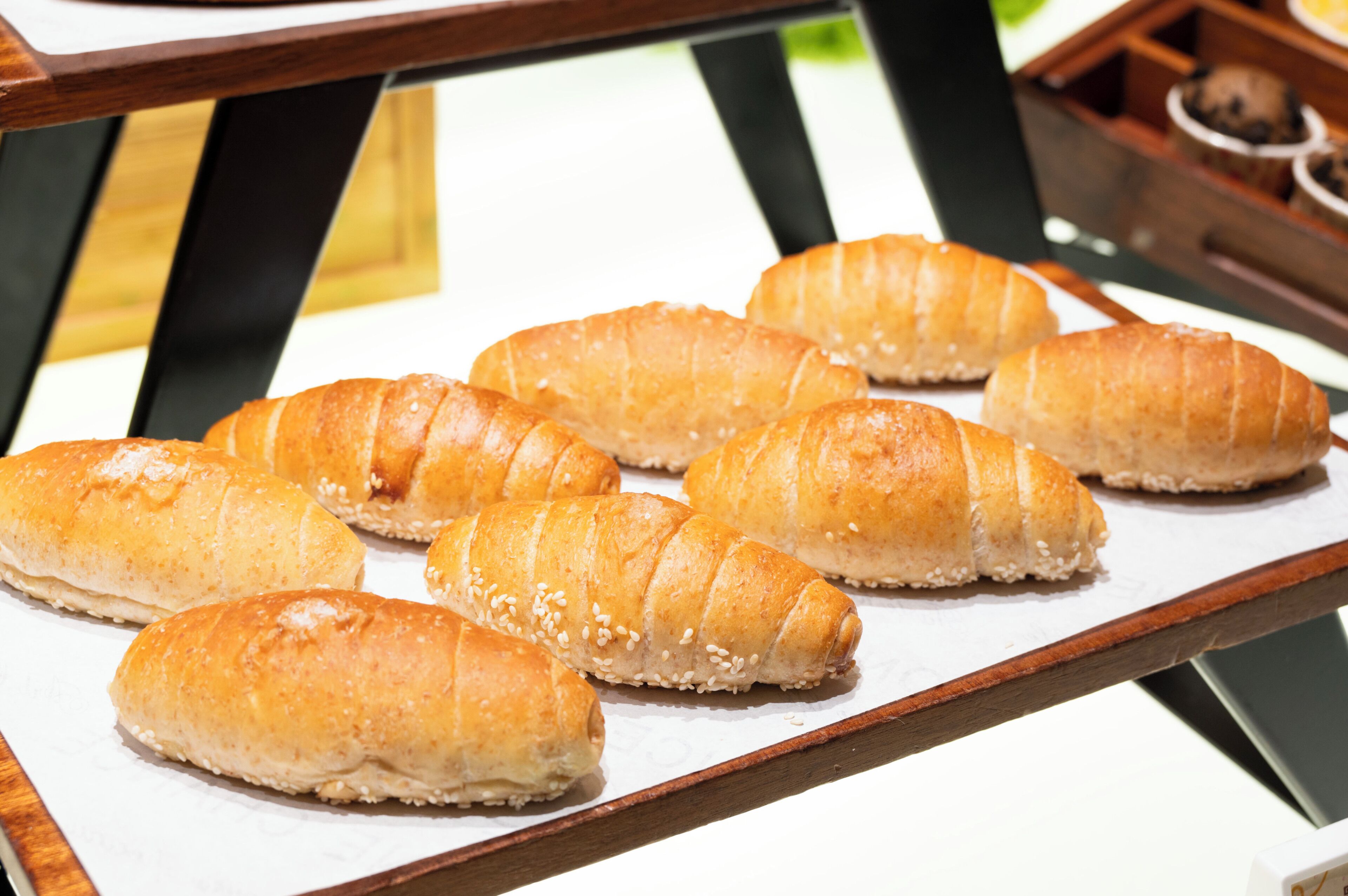 Ein Tablett mit Croissants auf einer Holztischplatte.