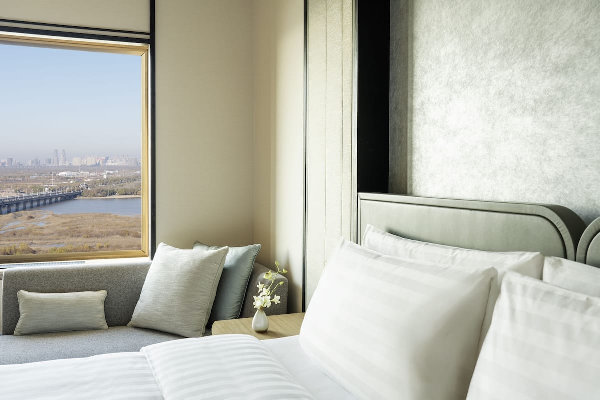 Kamar Keluarga, 1 Tempat Tidur King, pemandangan sungai (Deluxe) | Seprai premium, selimut bulu angsa, minibar, dan brankas