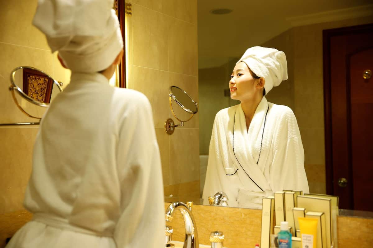 Seprai premium, selimut bulu angsa, minibar, dan brankas