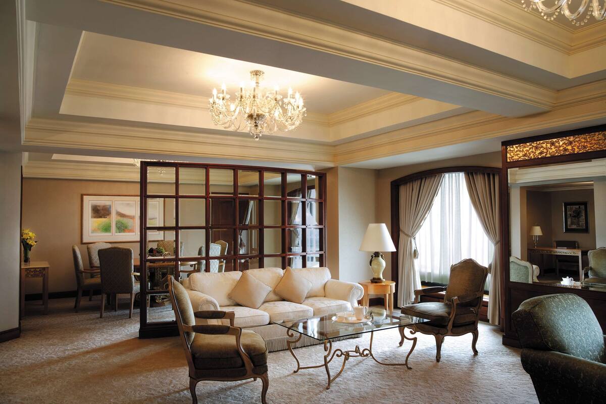premium bedding, down duvets, minibar, in-room safe