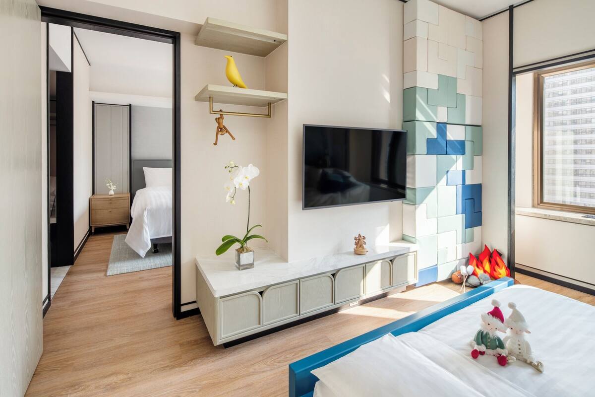 Ropa de cama de alta calidad, cubrecamas y minibar 