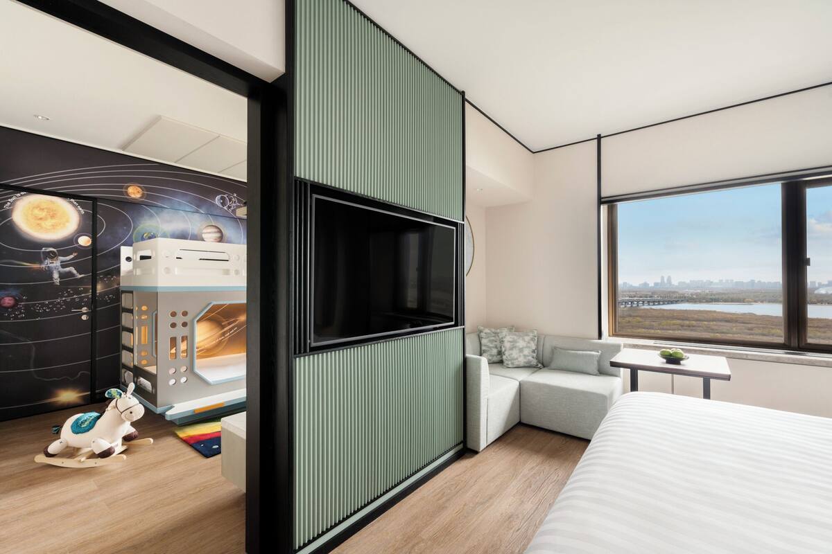 Ropa de cama de alta calidad, cubrecamas y minibar 