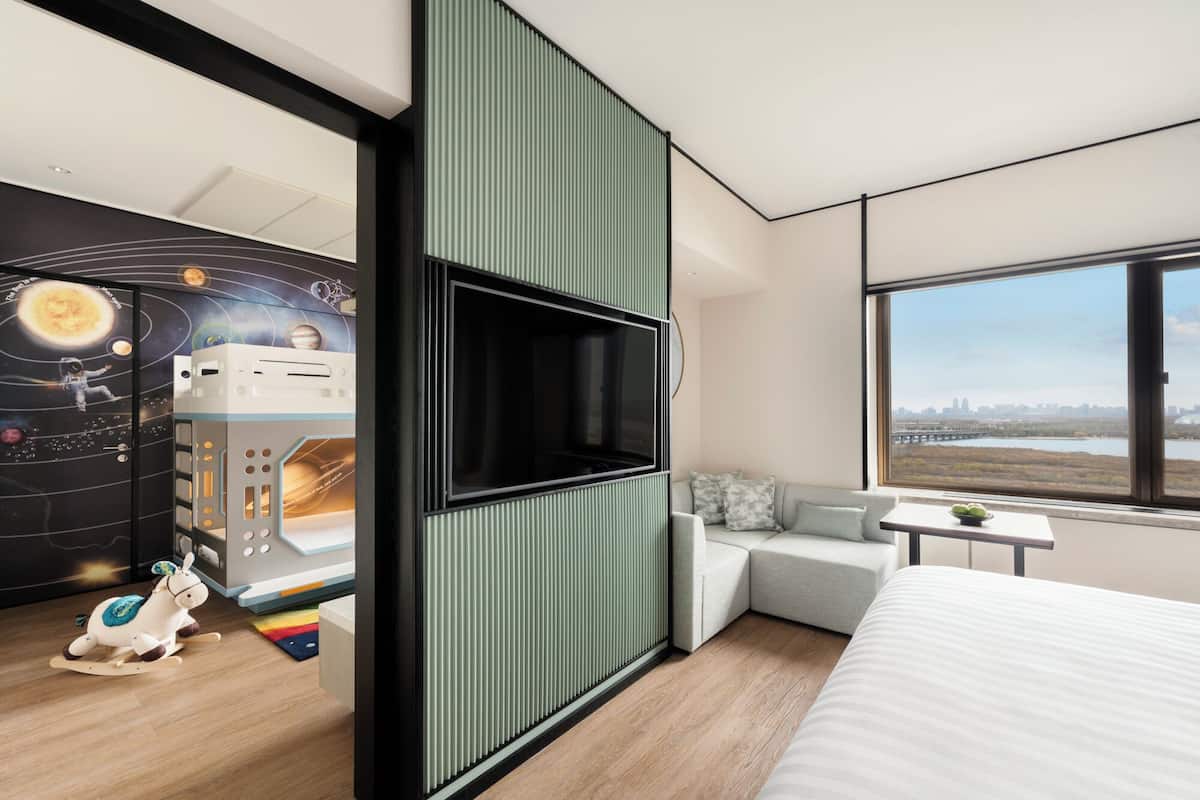 Family Space Suite 1 King | Premium bedding, down comforters, minibar, in-room safe