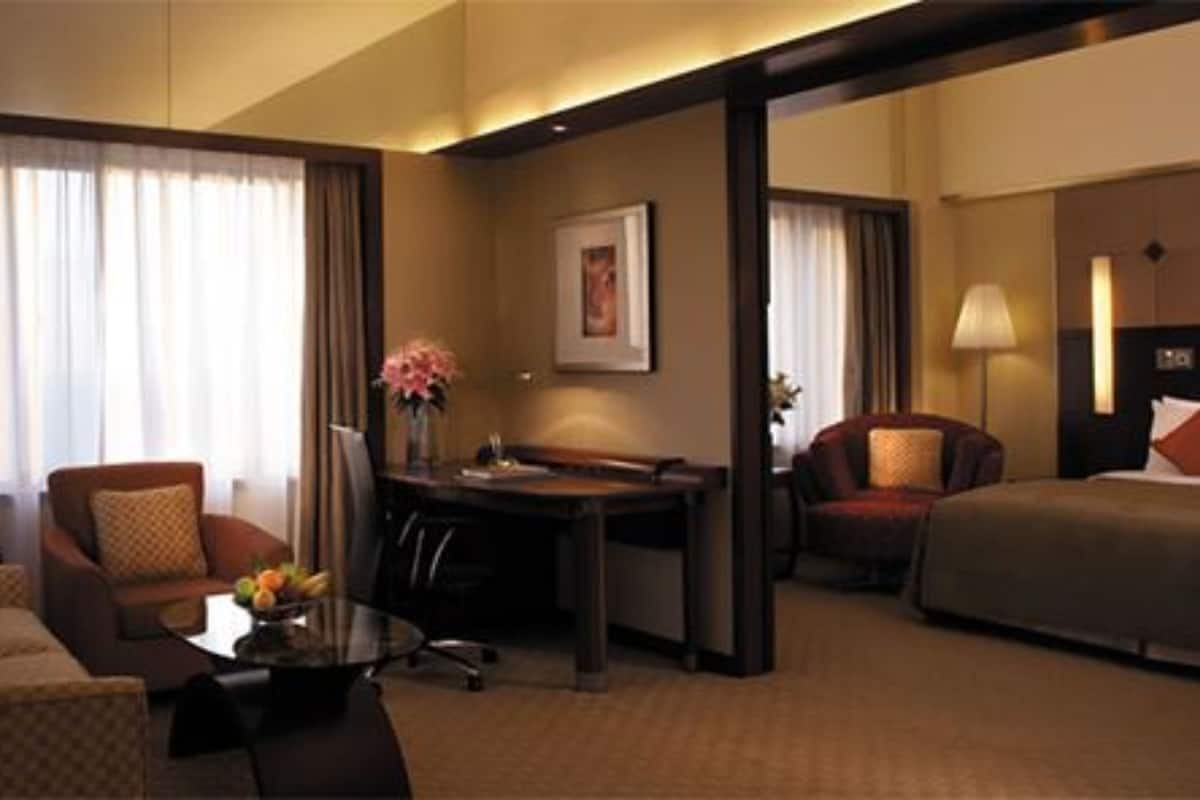 Suite Eksekutif, 1 Tempat Tidur King | Seprai premium, selimut bulu angsa, minibar, dan brankas