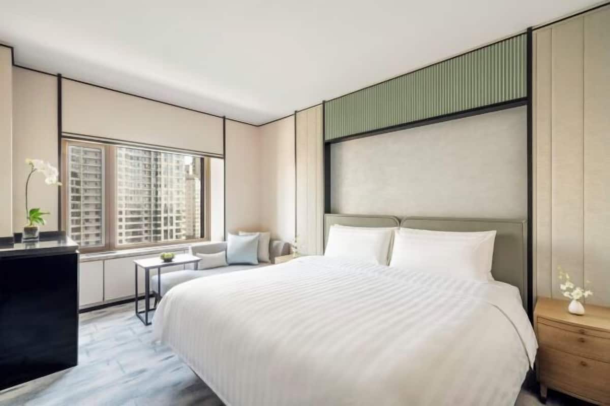 Premium bedding, down comforters, minibar, in-room safe