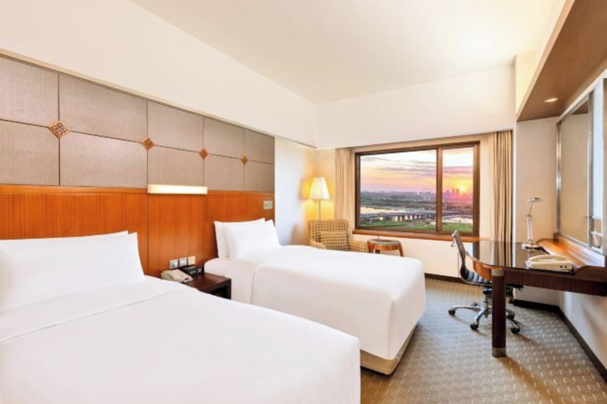 Seprai premium, selimut bulu angsa, minibar, dan brankas