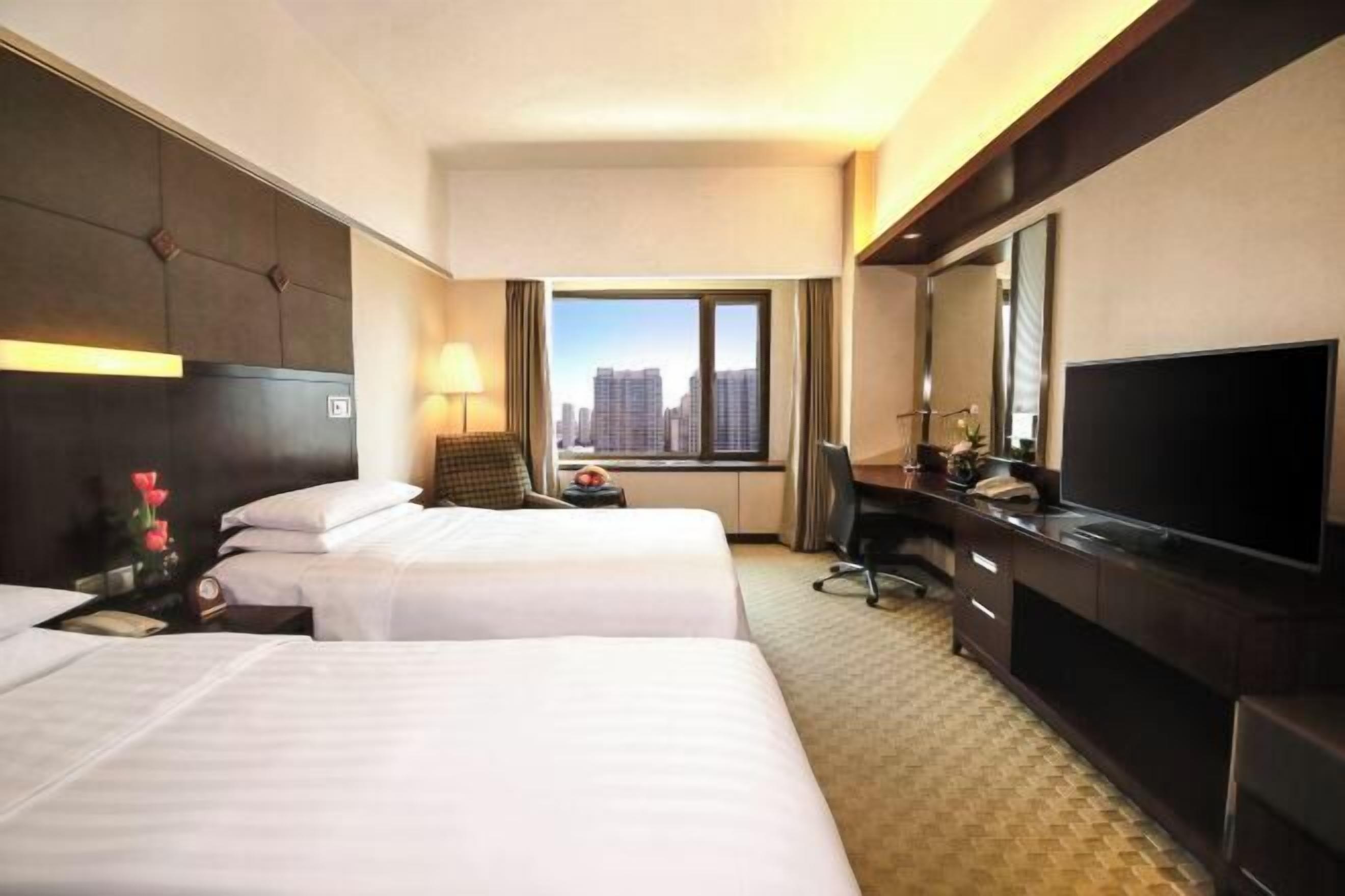 Premium bedding, down comforters, minibar, in-room safe