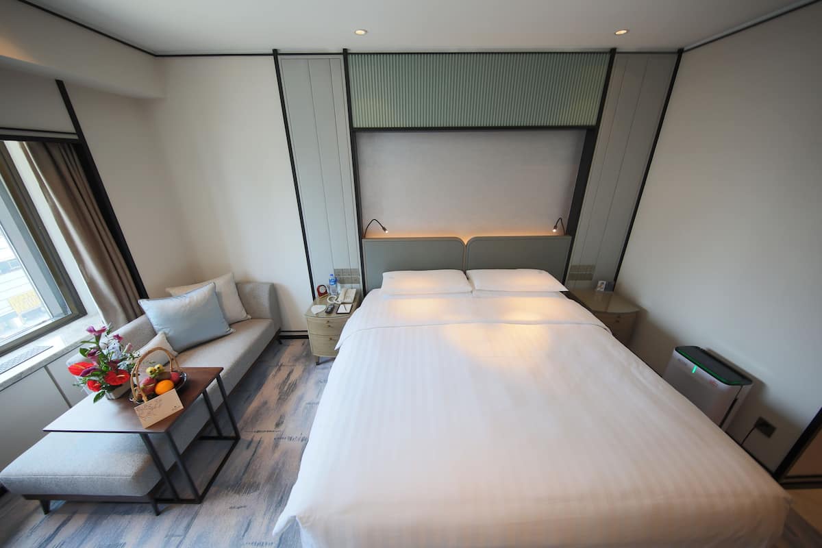 Kamar Keluarga, 1 Tempat Tidur King, pemandangan kota (Deluxe) | Seprai premium, selimut bulu angsa, minibar, dan brankas