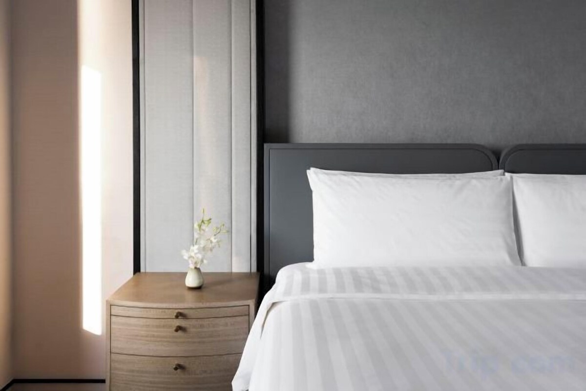 Premium bedding, down comforters, minibar, in-room safe