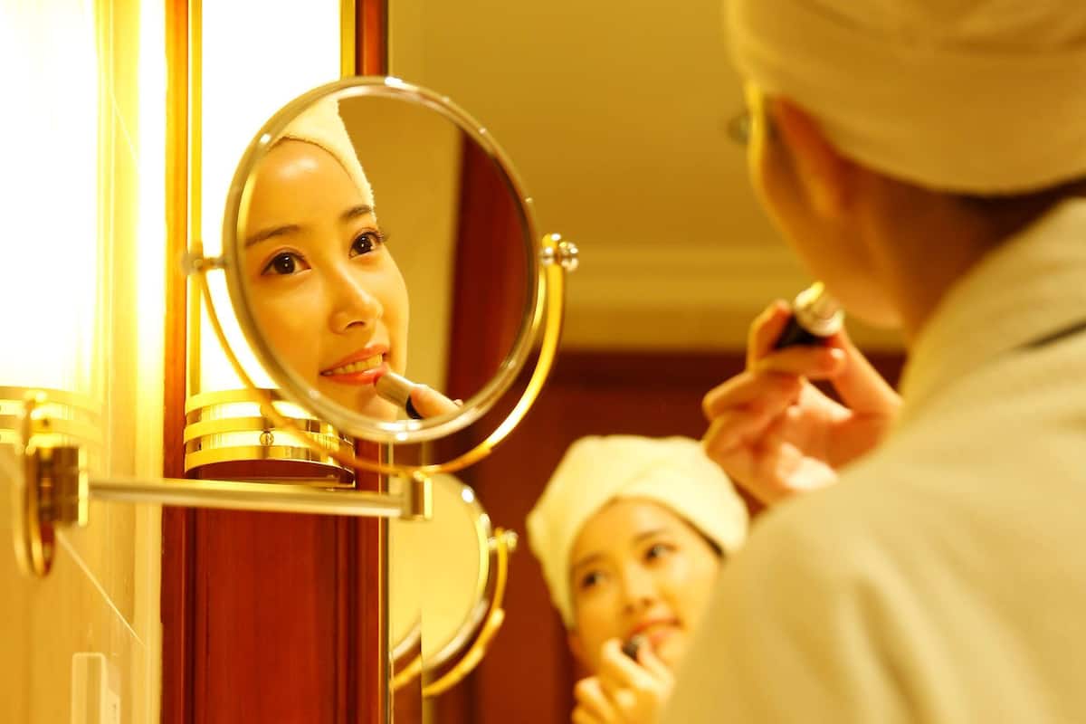 Kombinasi shower/bathtub dan perlengkapan mandi desainer