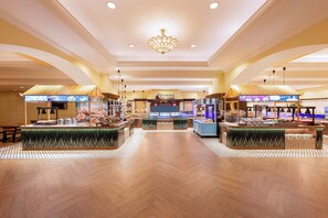 2 か所のレストラン : 朝食、ランチ、ディナーに営業