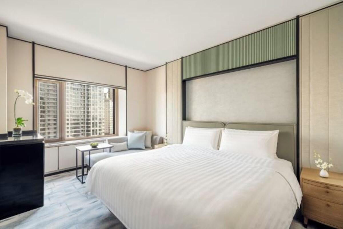Seprai premium, selimut bulu angsa, minibar, dan brankas
