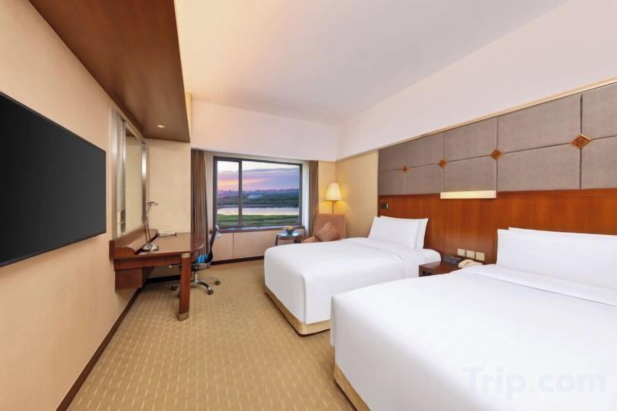 Premium bedding, down comforters, minibar, in-room safe