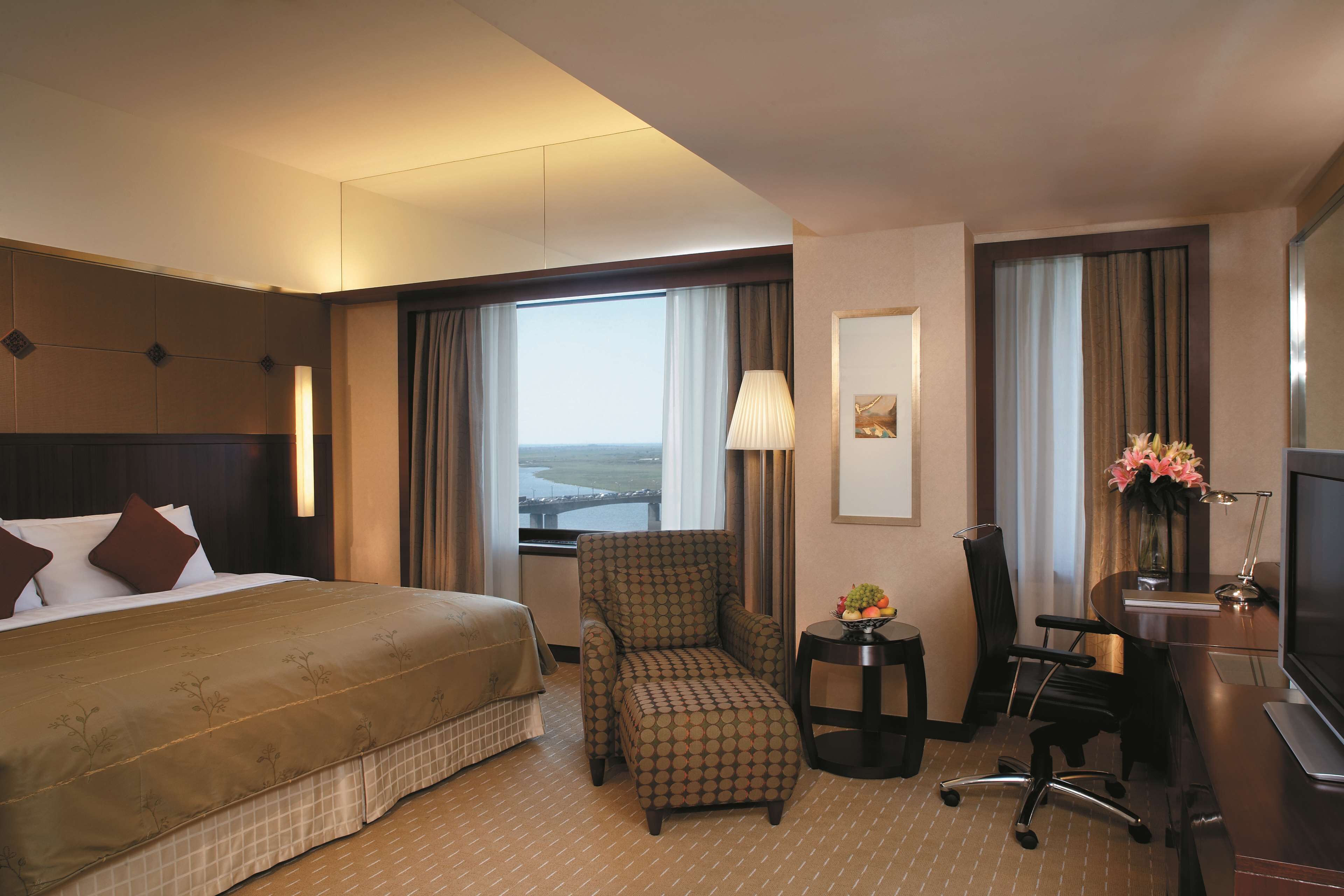 Horizon, Premier Room, 1 King Bed | Premium bedding, down comforters, minibar, in-room safe