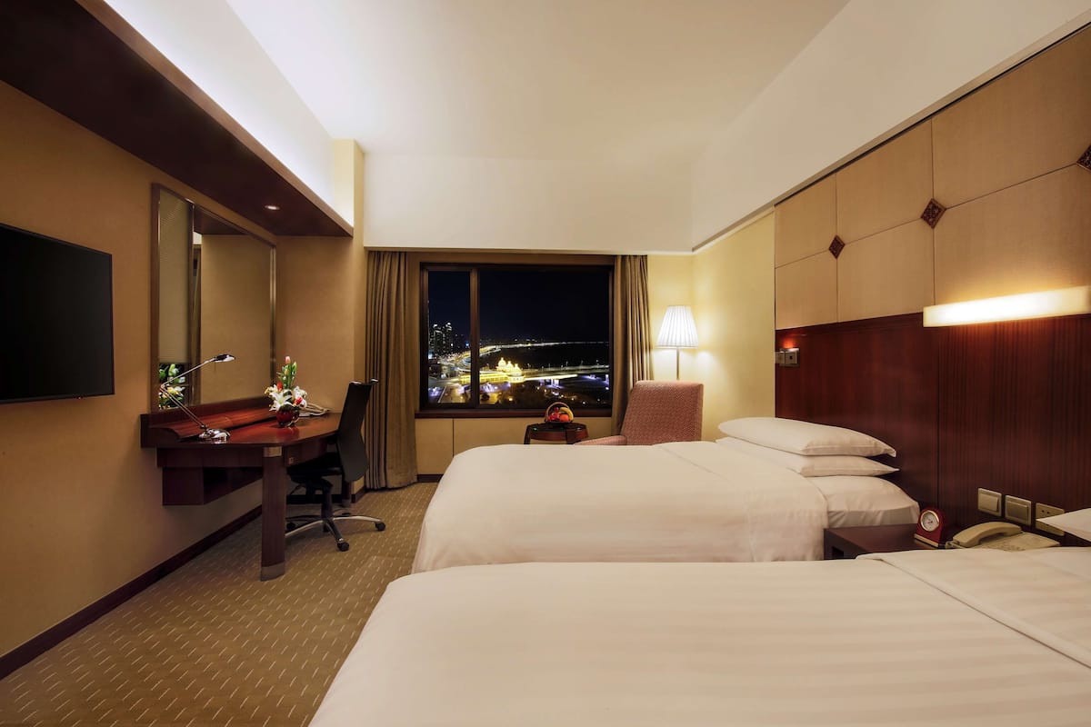 Seprai premium, selimut bulu angsa, minibar, dan brankas