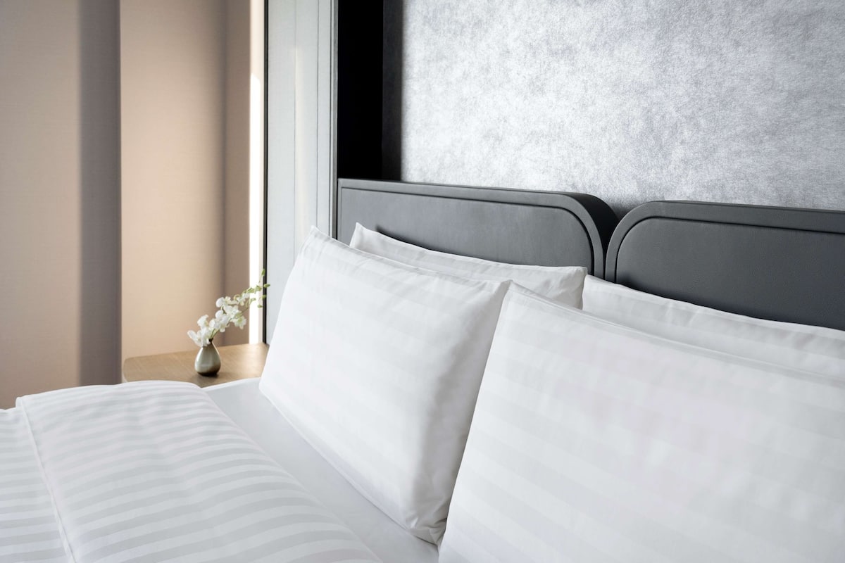 Kombinasi shower/bathtub dan perlengkapan mandi desainer