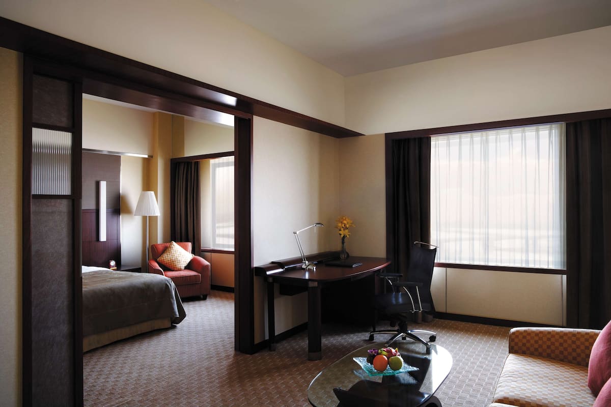 Suite Eksekutif, 1 Tempat Tidur King | Seprai premium, selimut bulu angsa, minibar, dan brankas