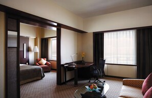 Executive Suite | Premium bedding, minibar, in-room safe, desk