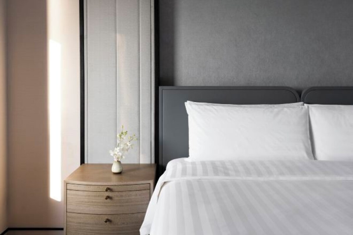Seprai premium, selimut bulu angsa, minibar, dan brankas