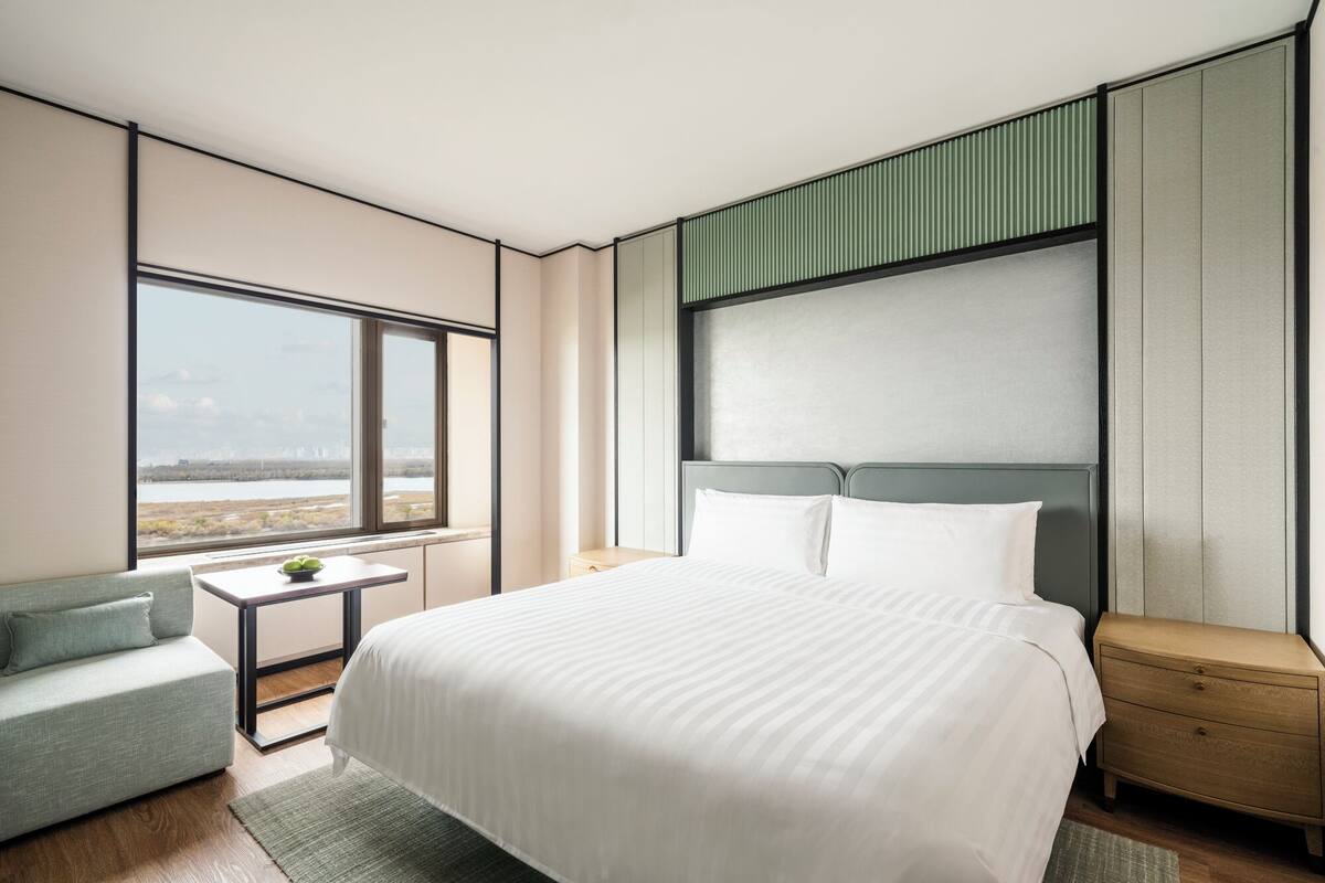 Ropa de cama de alta calidad, cubrecamas y minibar 