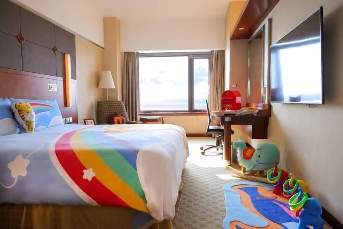 Premium bedding, down comforters, minibar, in-room safe