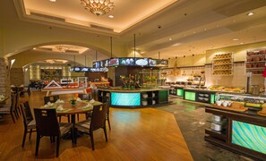 Daily buffet breakfast (CNY 185 per person)