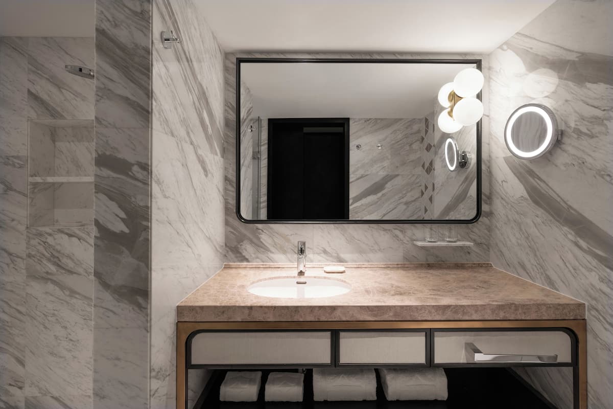 Kamar Keluarga, 1 Tempat Tidur King, pemandangan sungai (Deluxe) | Seprai premium, selimut bulu angsa, minibar, dan brankas