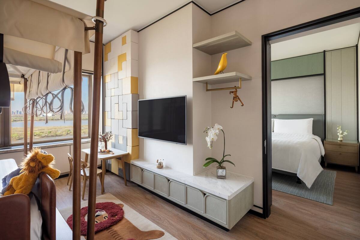 Ropa de cama de alta calidad, cubrecamas y minibar 