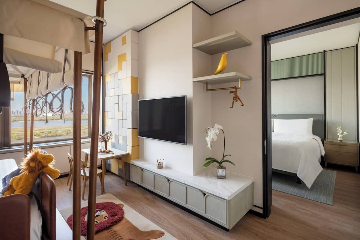 Family Safari Suite 1 King | Premium bedding, down comforters, minibar, in-room safe