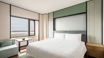 Phòng dành cho gia đình, 1 giường cỡ king, quang cảnh sông (Deluxe) | Bộ đồ giường cao cấp, chăn bông, minibar, két bảo mật tại phòng