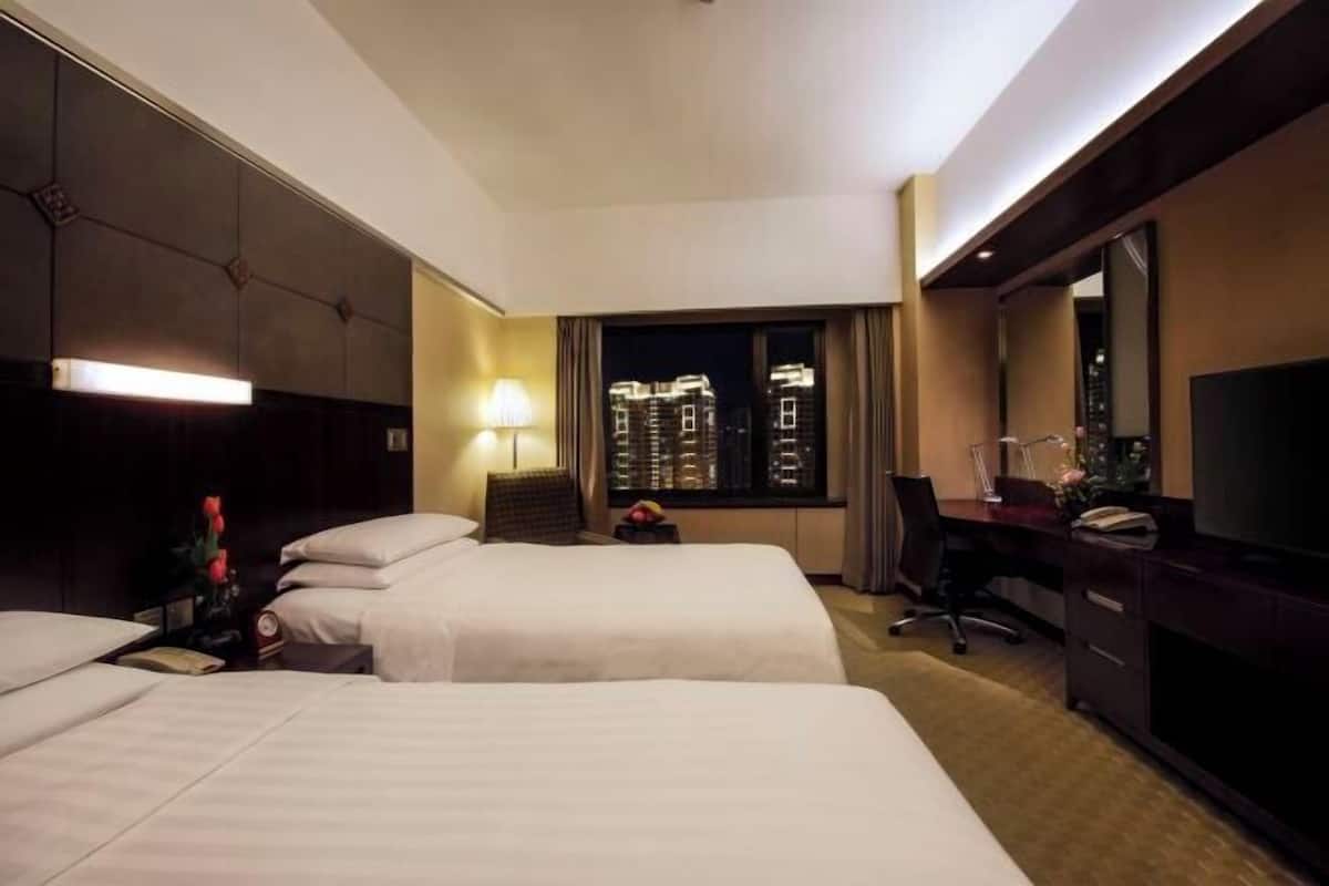 Premium bedding, down comforters, minibar, in-room safe