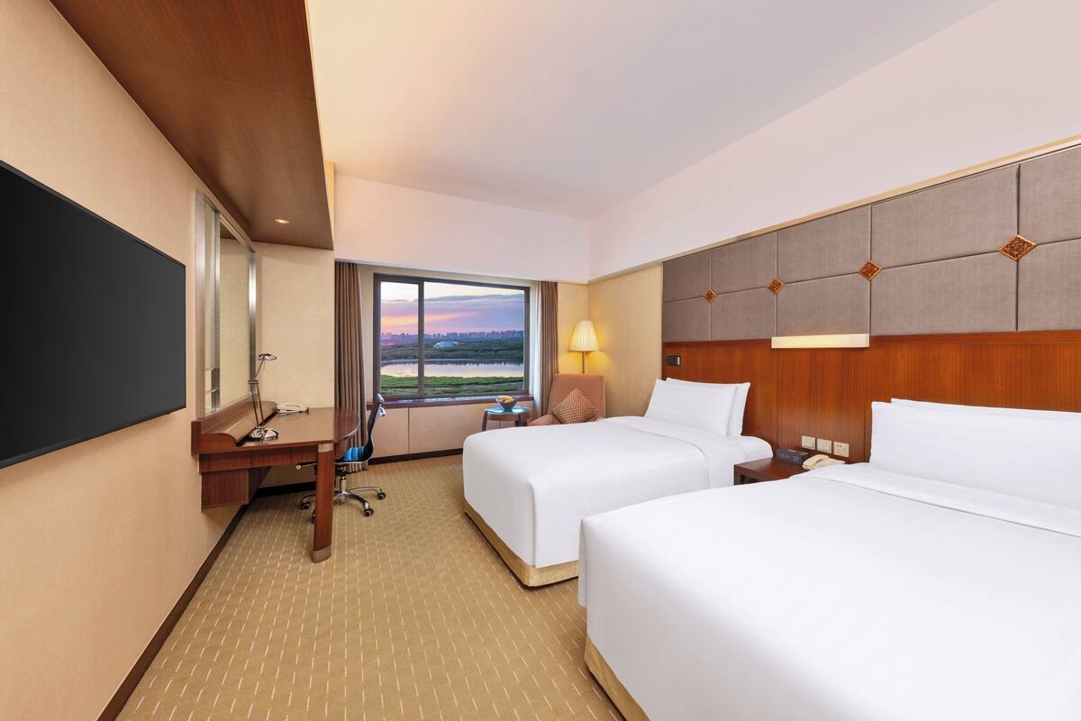 Ropa de cama de alta calidad, cubrecamas y minibar 